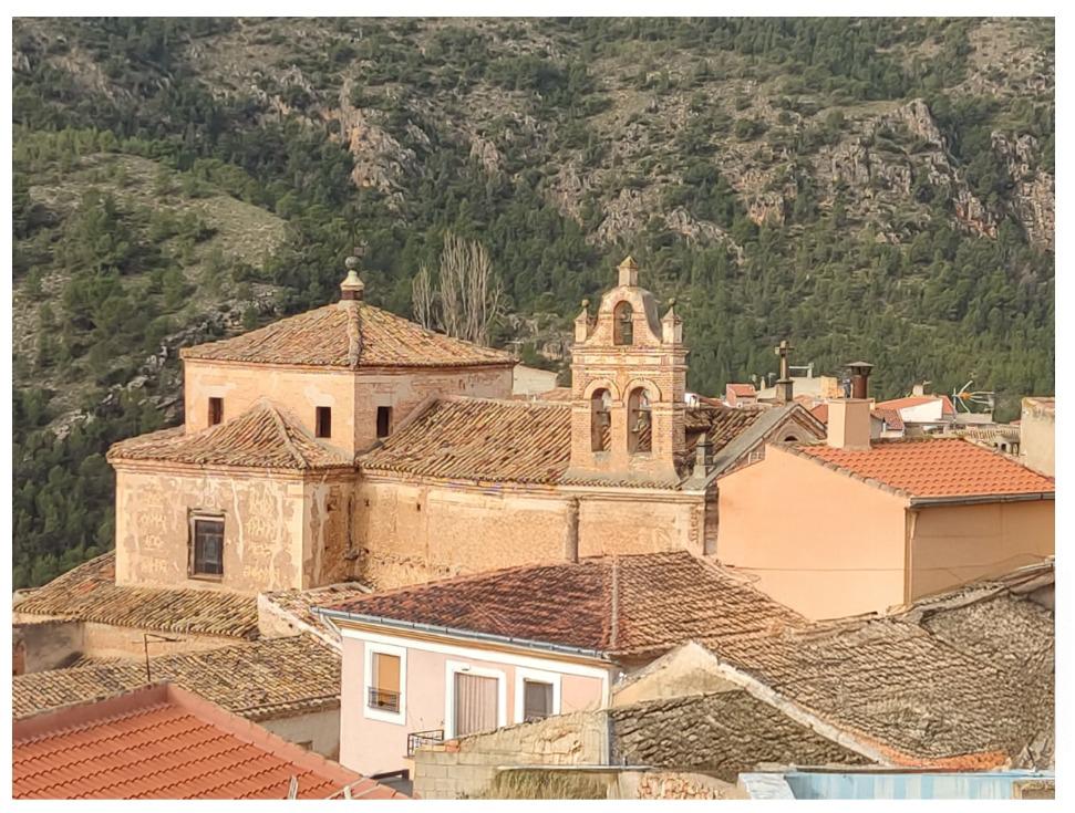 Proyecto de restauración de la cubierta y la fachada de la iglesia, con el objetivo de preservar su valor patrimonial y garantizar su conservación en el tiempo. La intervención recupera los materiales originales, como la teja cerámica y la fábrica de ladrillo, respetando las técnicas tradicionales de construcción. El diseño busca devolver la unidad formal al conjunto, reforzando su integración en el paisaje urbano e histórico y asegurando la transmisión de este legado arquitectónico a las futuras generaciones.
